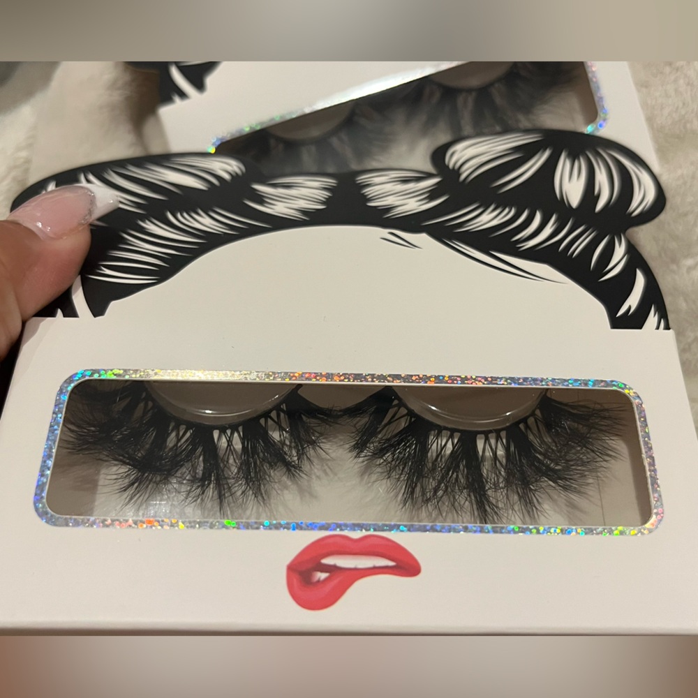 Black dramatic False Eyelashes - Picture 3 of 5
